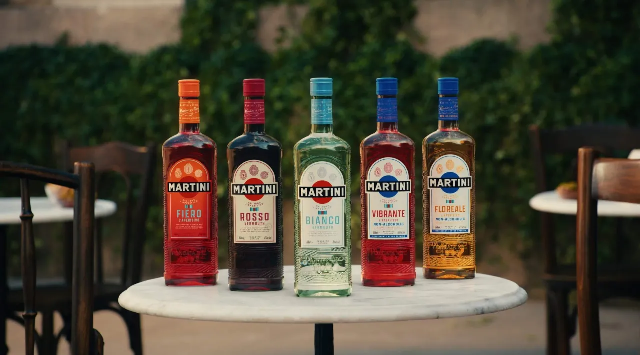 Różne rodzaje Martini butelki i kieliszki