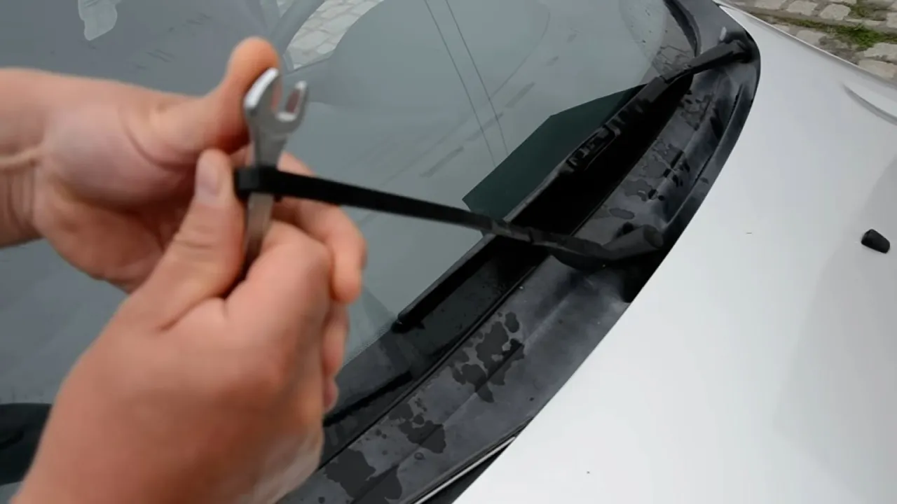 Objawy zużytych wycieraczek samochodowych