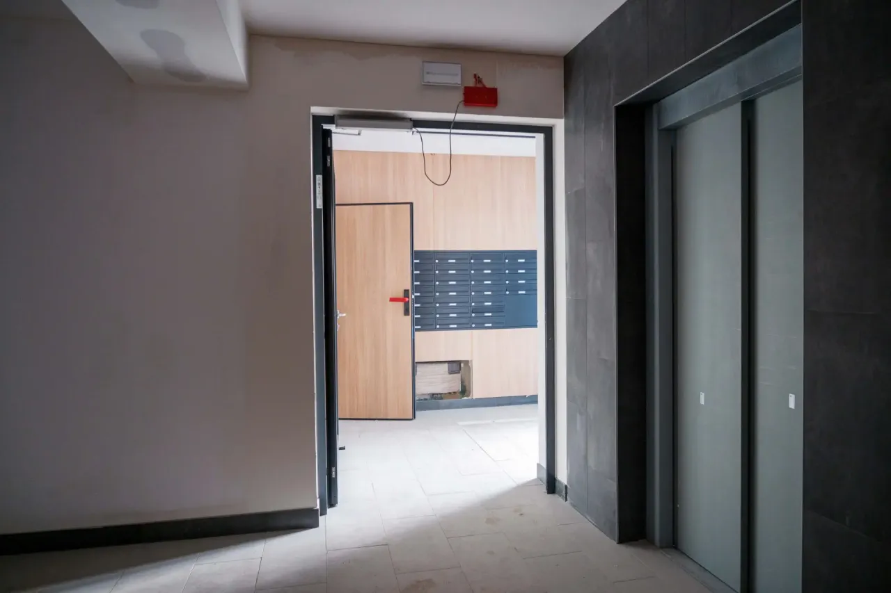 osoba zestresowana podczas odbioru mieszkania, pułapki deweloper