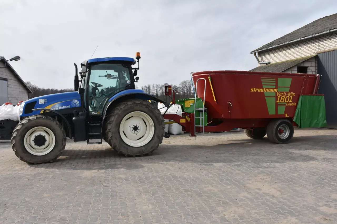 ciągnik rolniczy na stacji kontroli pojazdów