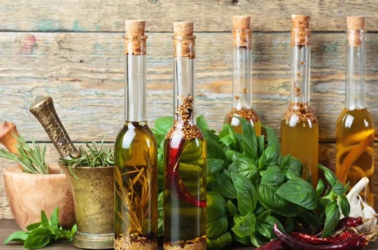 domowa oliwa czosnkowa i pikantna w butelkach