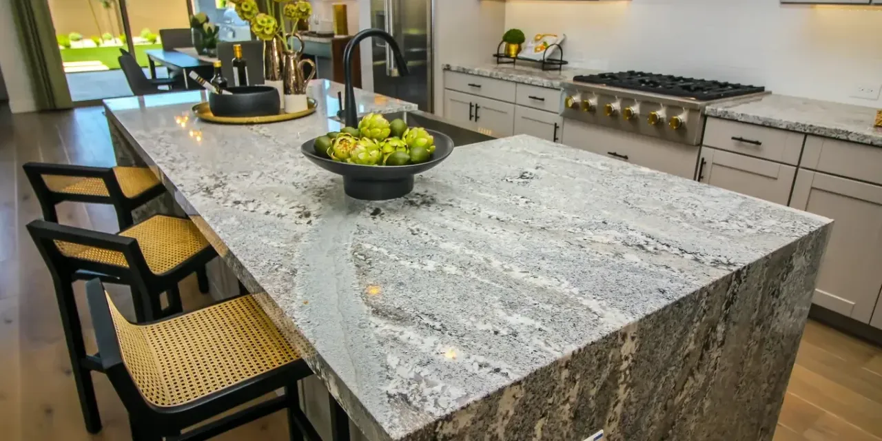 Por&oacute;wnanie blat&oacute;w kuchennych z r&oacute;żnych materiał&oacute;w: spiek kwarcowy, granit, laminat