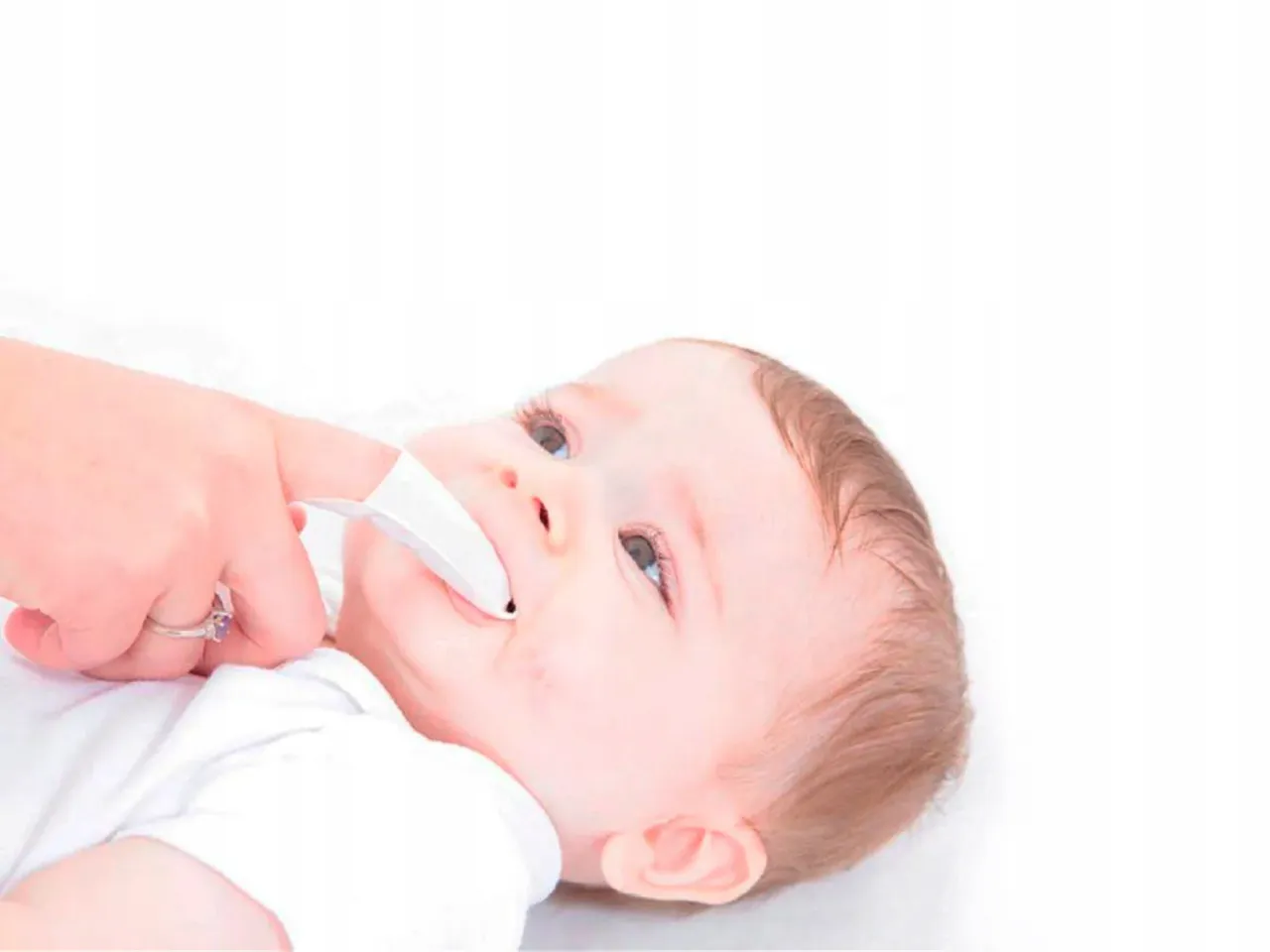 niemowlę mycie dziąseł gazikiem