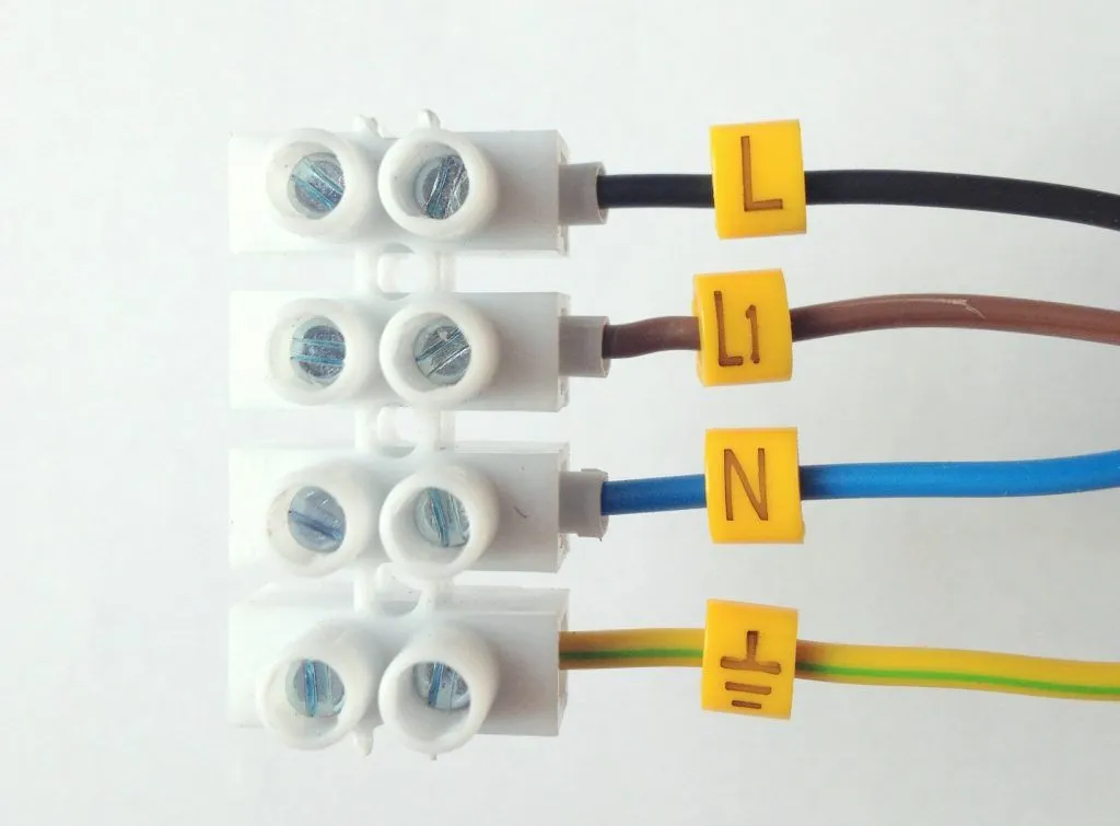 cztery kolorowe kable elektryczne wystające z sufitu