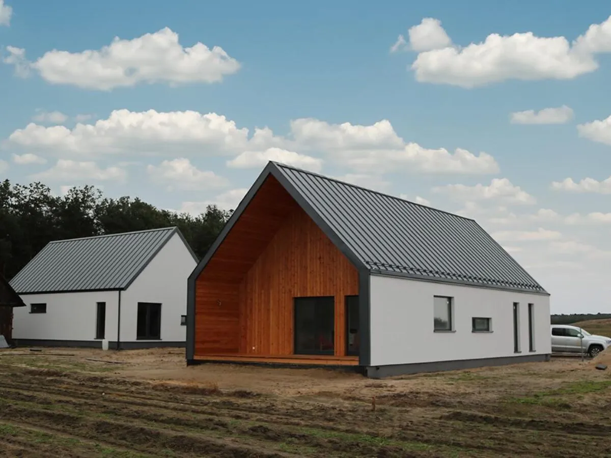 Nowoczesne domy szkieletowe z drewnianymi elementami. Zastanawiasz się, ile drewna na dom szkieletowy? Oto przykład.