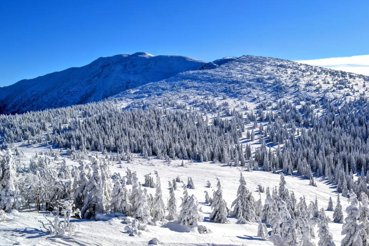Babia G&oacute;ra zimą raki śnieg