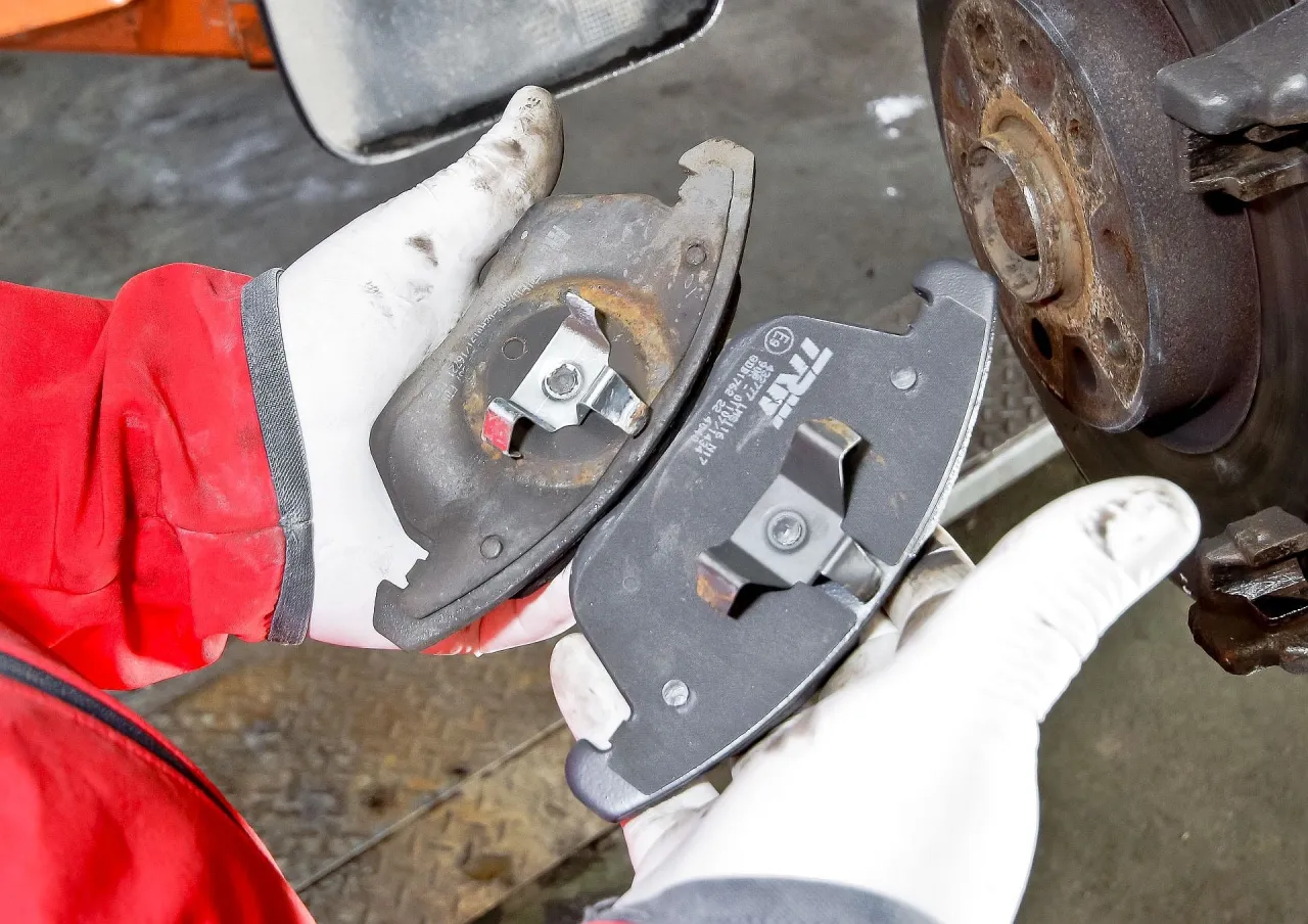 Por&oacute;wnanie grubości zużytych i nowych klock&oacute;w hamulcowych. Nowe są znacznie grubsze.