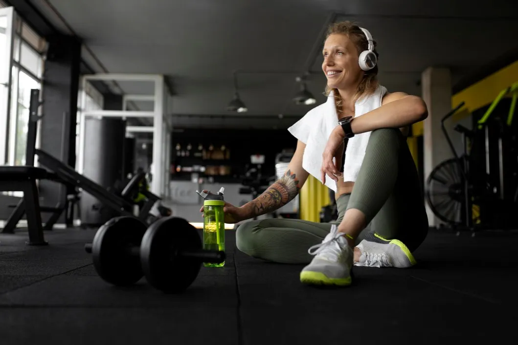 osoba łączy crossfit z siłownią