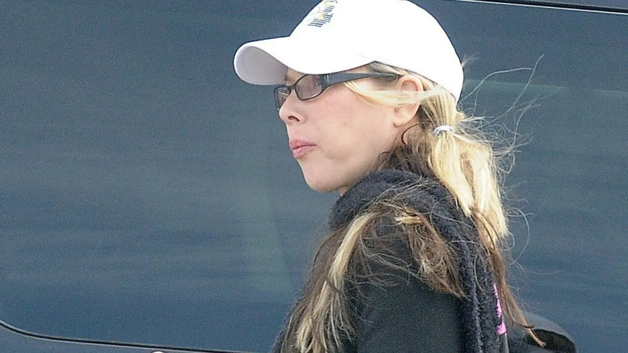 Kim Mathers, była żona Eminema, w czapce i okularach. Co się stało z żoną Eminema?