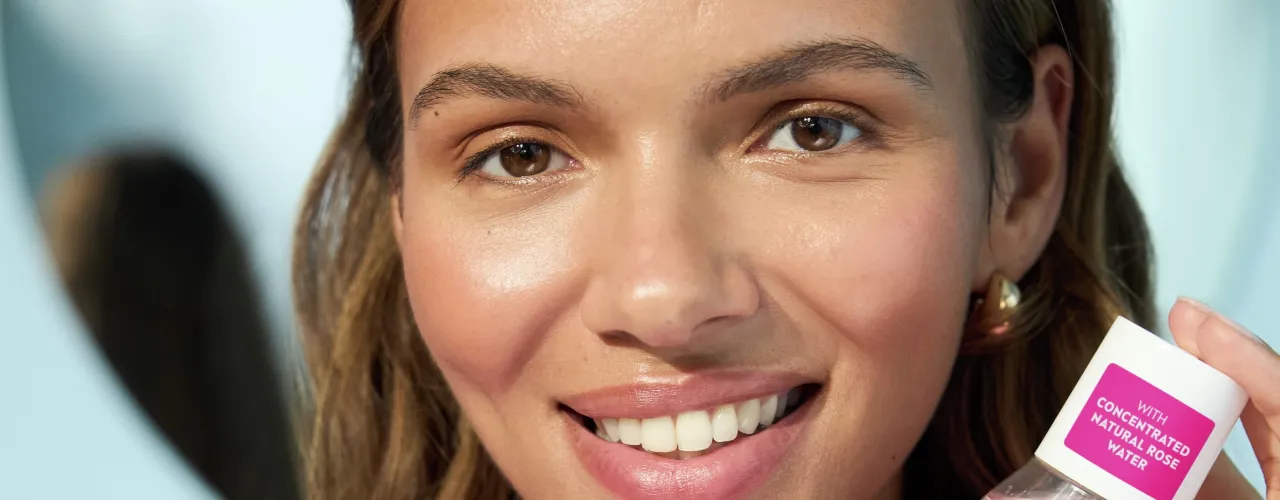 kobieta wykonująca dwuetapowe oczyszczanie twarzy