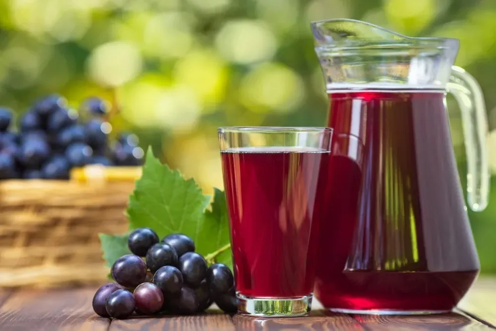 Domowy sok z winogron składniki i sprzęt