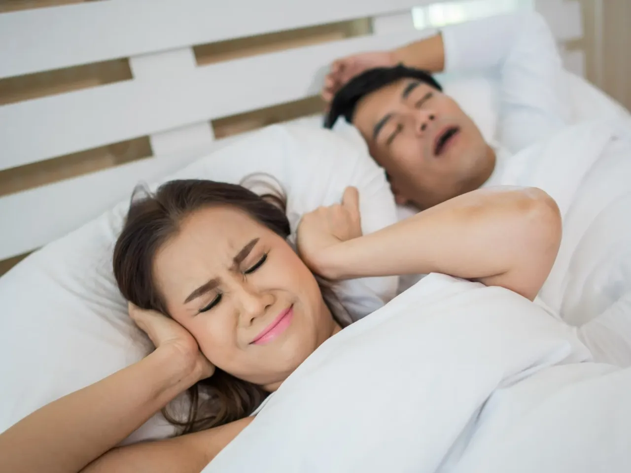 Osoba chrapiąca w ł&oacute;żku