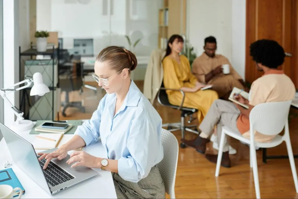 Pracownicy w biurze hybrydowym zadowoleni