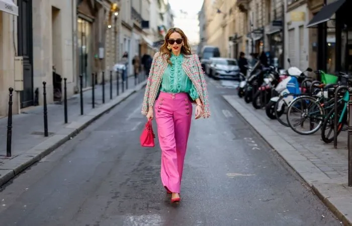 Dodatki do różowych spodni stylizacje