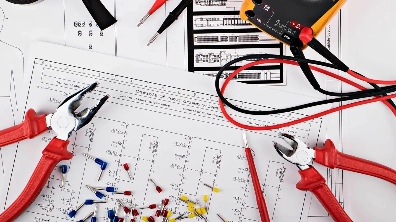 Narzędzia elektryczne i schemat instalacji. Trudno określić, ile metr&oacute;w przewodu elektrycznego na dom potrzeba, ale narzędzia i schemat sugerują skomplikowaną pracę.