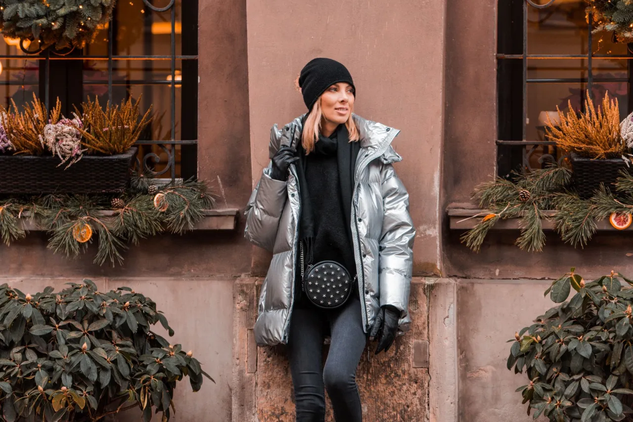 srebrna kurtka czapka beanie, srebrna kurtka czapka z pomponem, srebrna kurtka kaszkiet