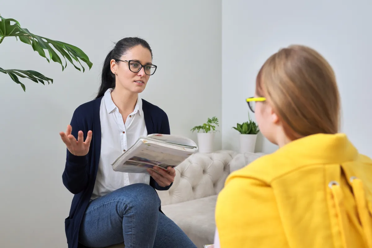 Uczeń liceum z nauczycielem podczas nauczania indywidualnego w domu