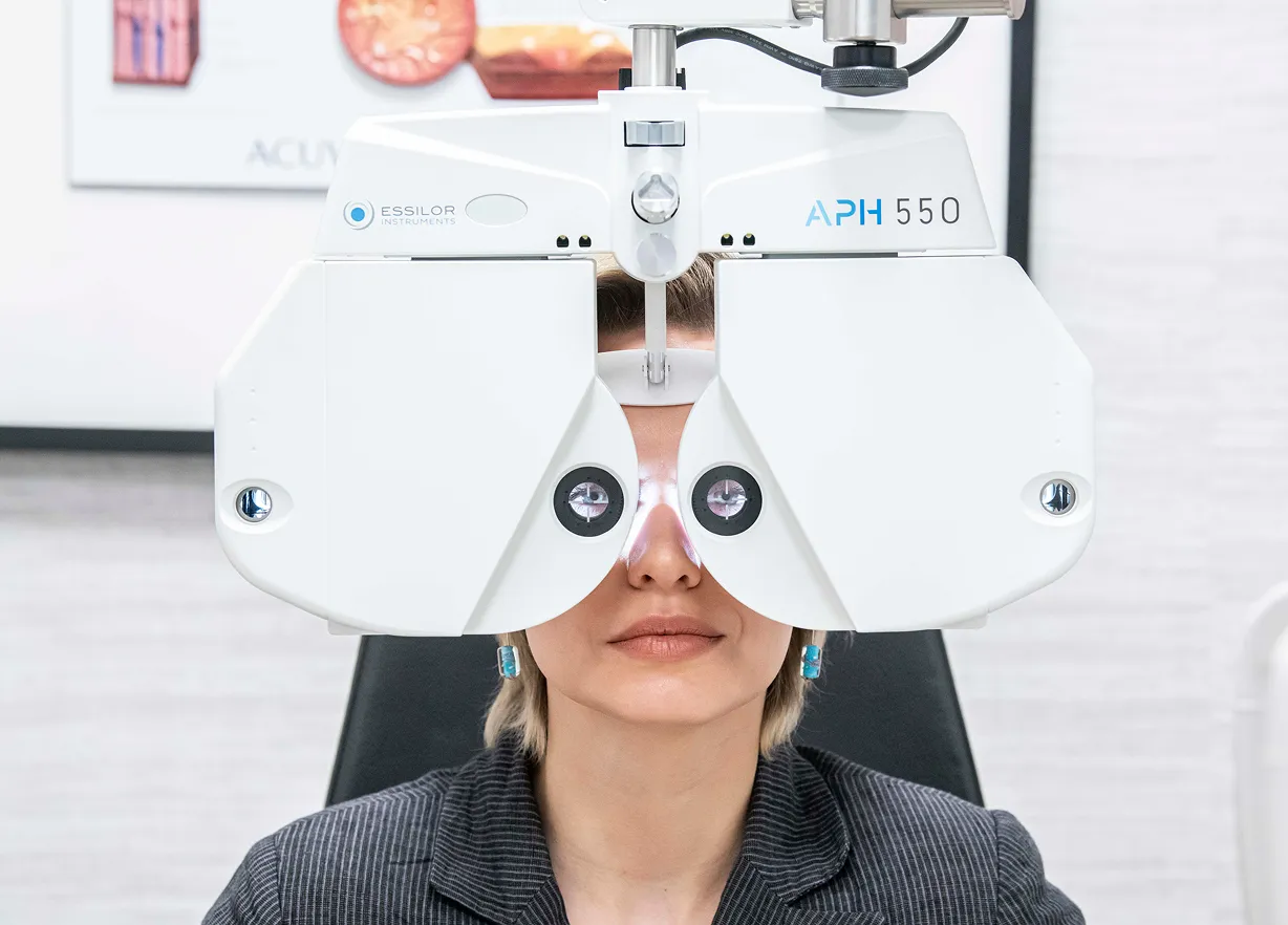 optometrysta bada wzrok pacjenta w salonie optycznym