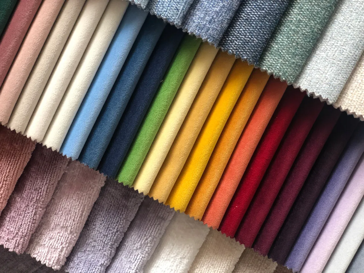 przykładowe tkaniny obiciowe, welur, sk&oacute;ra, tkanina plamoodporna