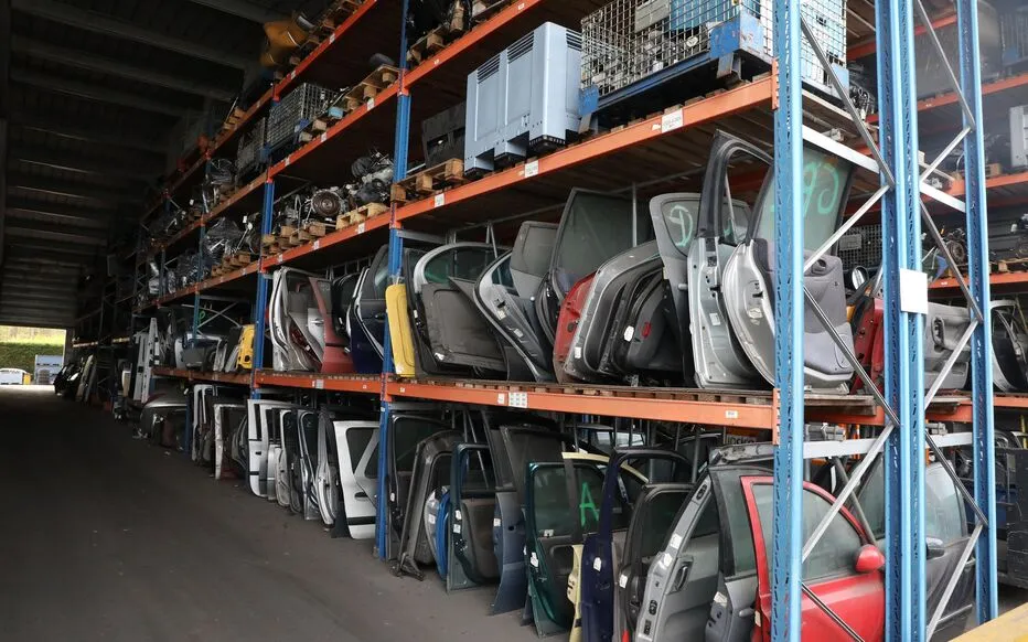 casse automobile avec pi&egrave;ces d&eacute;tach&eacute;es stock&eacute;es