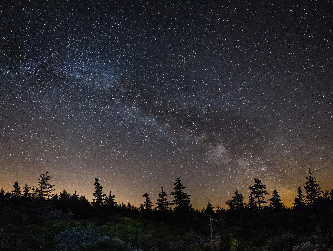 Krajobraz G&oacute;r Izerskich z torfowiskami i ciemnym niebem