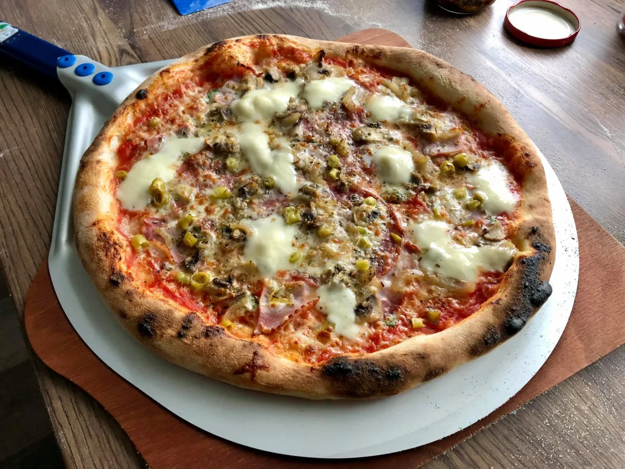 Pyszna pizza z pieczarkami, szynką i oliwkami, idealna na domowy obiad. Ten przepis na pizzę jak z pizzerii zachwyci każdego!