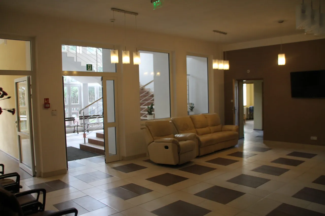 Dom opieki Korzenno, budynek i otoczenie