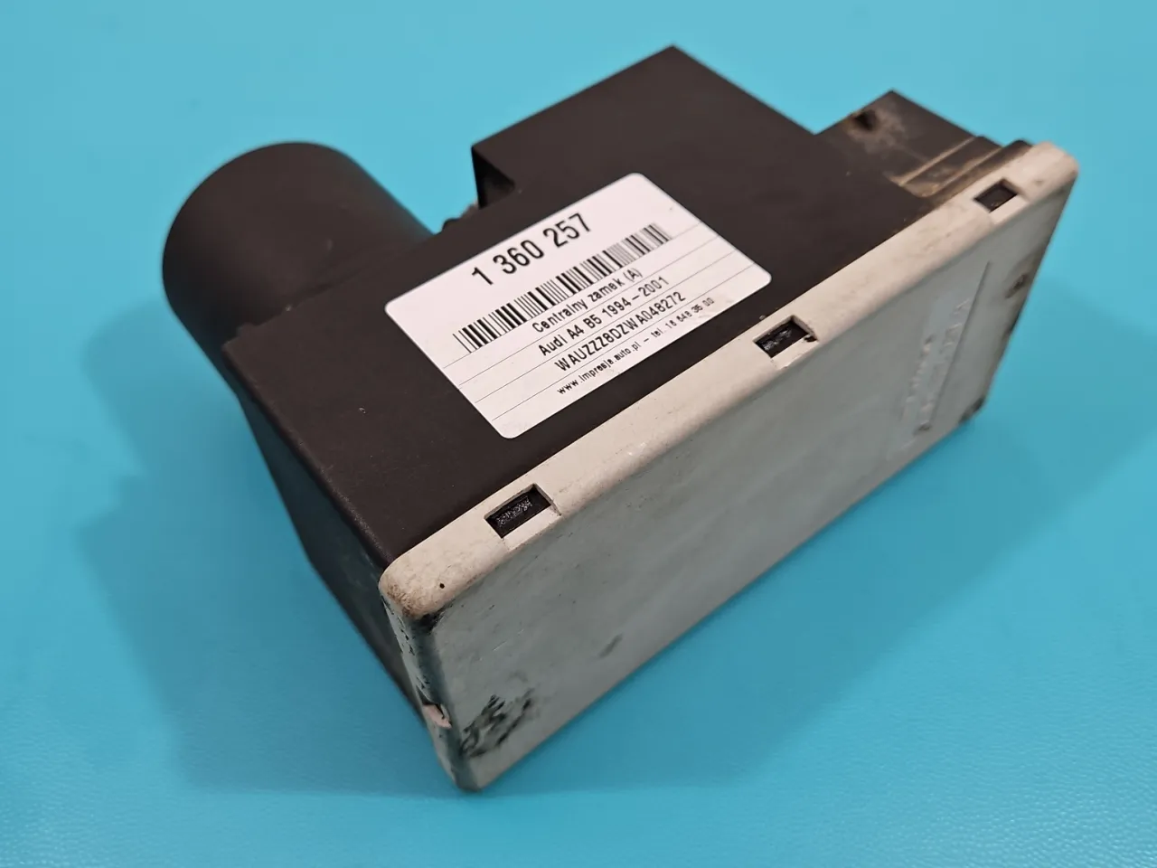 Audi A4 B5 pompka centralnego zamka numer OEM