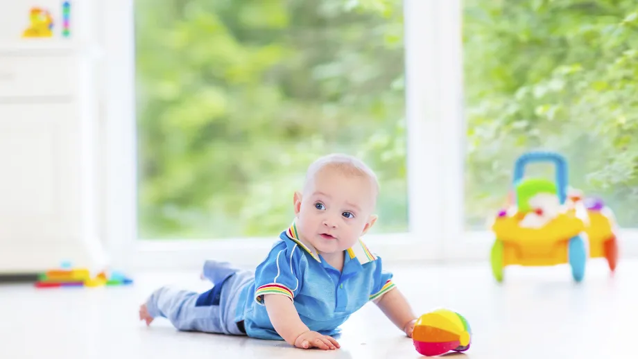 dziecko raczkujące odkrywające świat