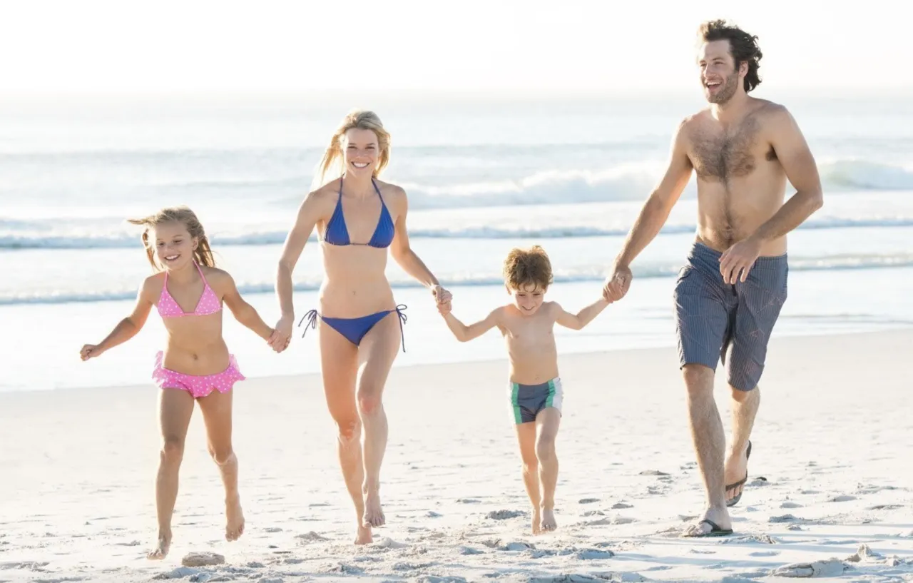 Rodzina na plaży z dziećmi nad Bałtykiem