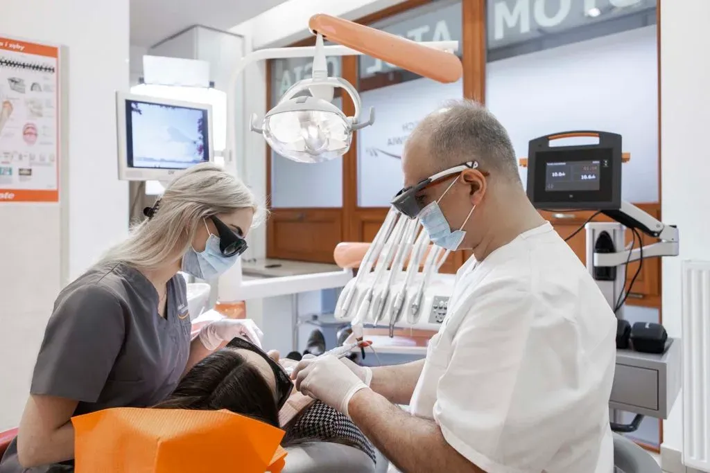 zespół gabinetu stomatologicznego uśmiechnięty