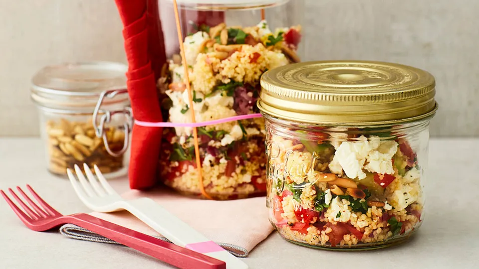 verschiedene vorgekochte Gerichte in Glasbehältern Meal Prep