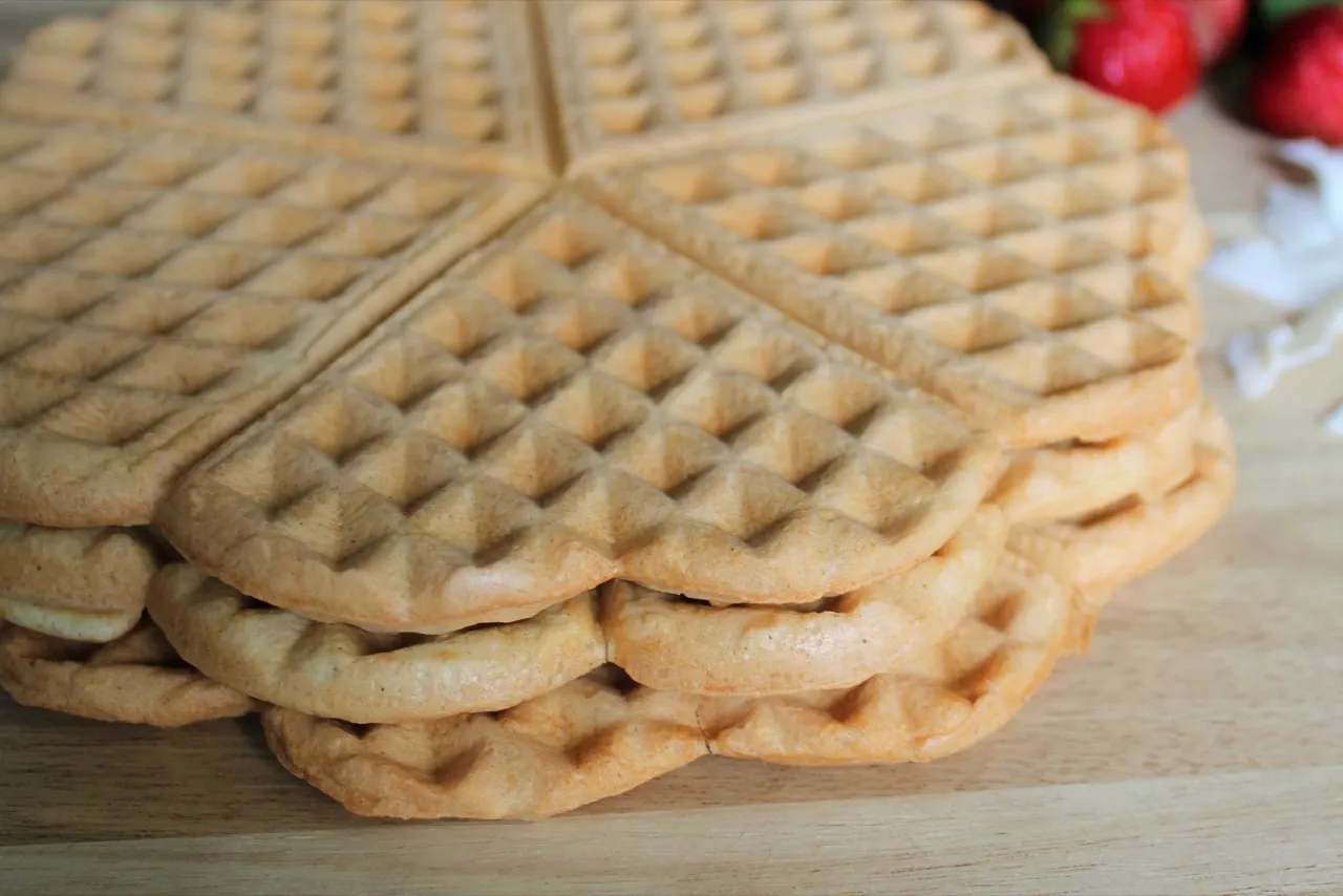 Stos zdrowych gofrów w kształcie serca, idealnych na śniadanie. Ten przepis na zdrowe gofry jest prosty i pyszny.