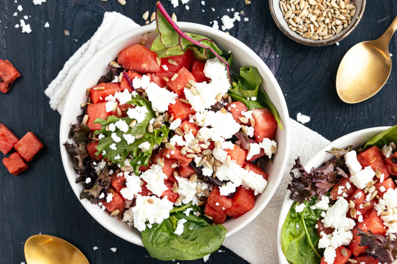 Wassermelone Feta Salat mit Minze und Balsamico angerichtet
