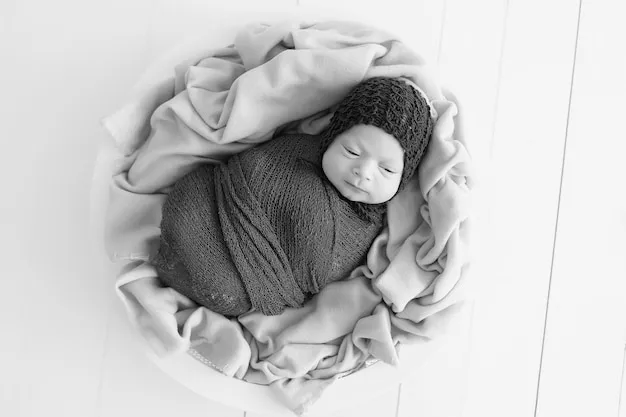 zdjęcie marudnego niemowlęcia w ramionach mamy