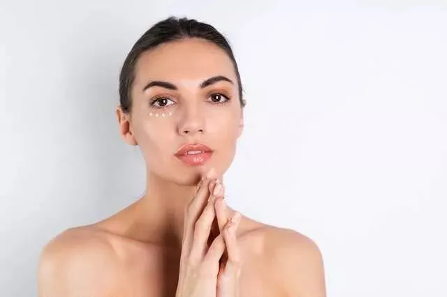 prawidłowa aplikacja kremu pod oczy technika