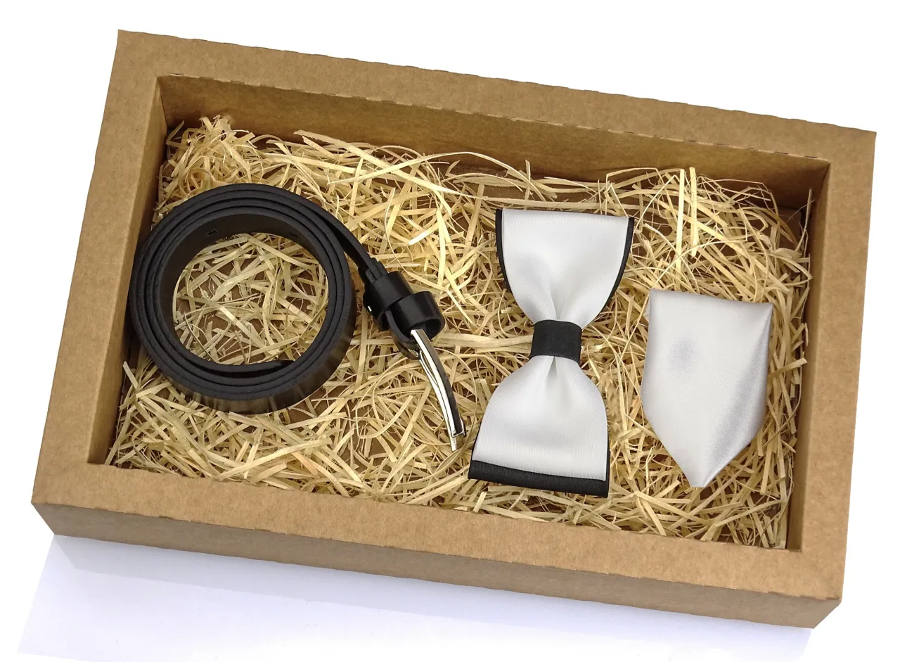 zestaw męskich akcesori&oacute;w na komunię krawat poszetka pasek