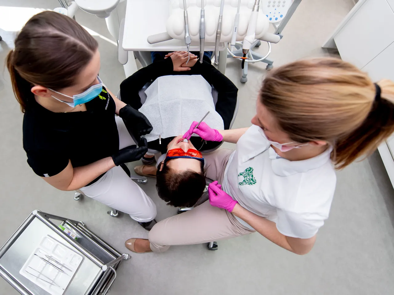 asystentka stomatologiczna praca na cztery ręce