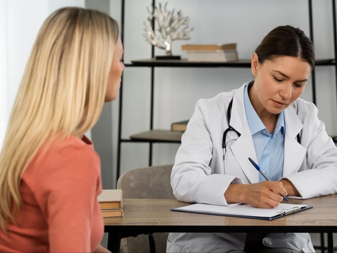 Lekarz psychiatra rozmowa pacjentem