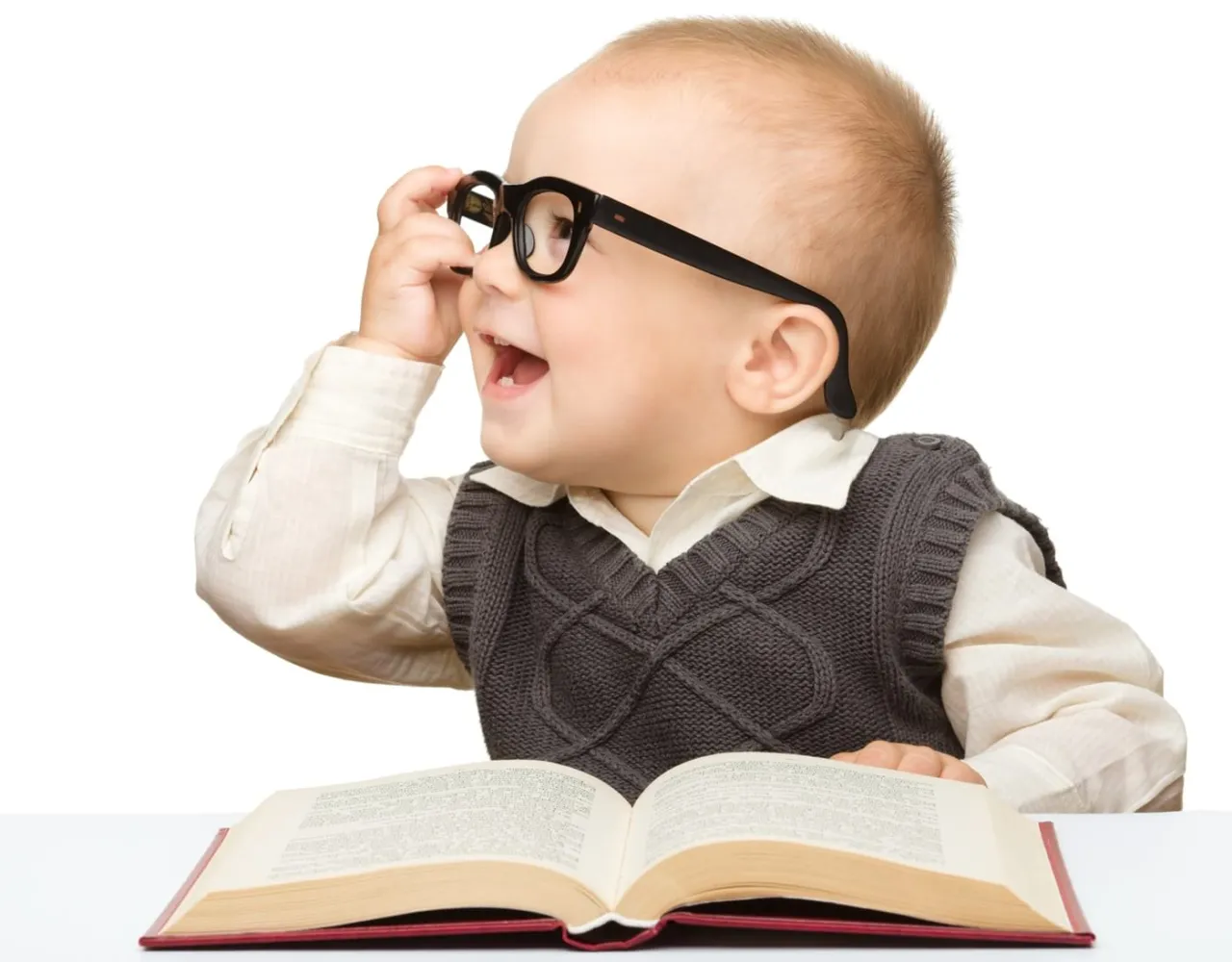 Dziecko w okularach czytające książkę