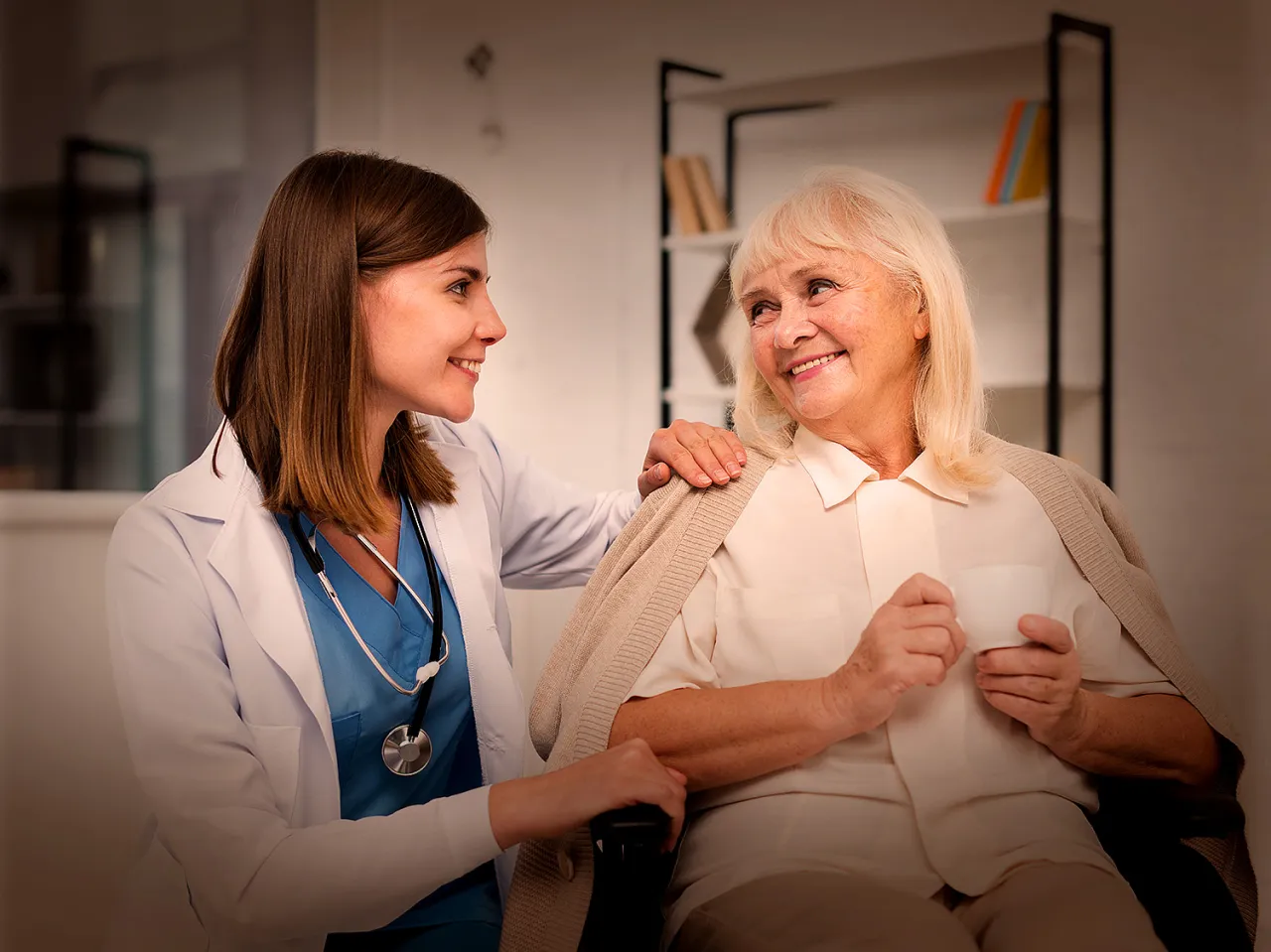 lekarz neurolog rozmawia z seniorem i opiekunem, diagnozowanie padaczki