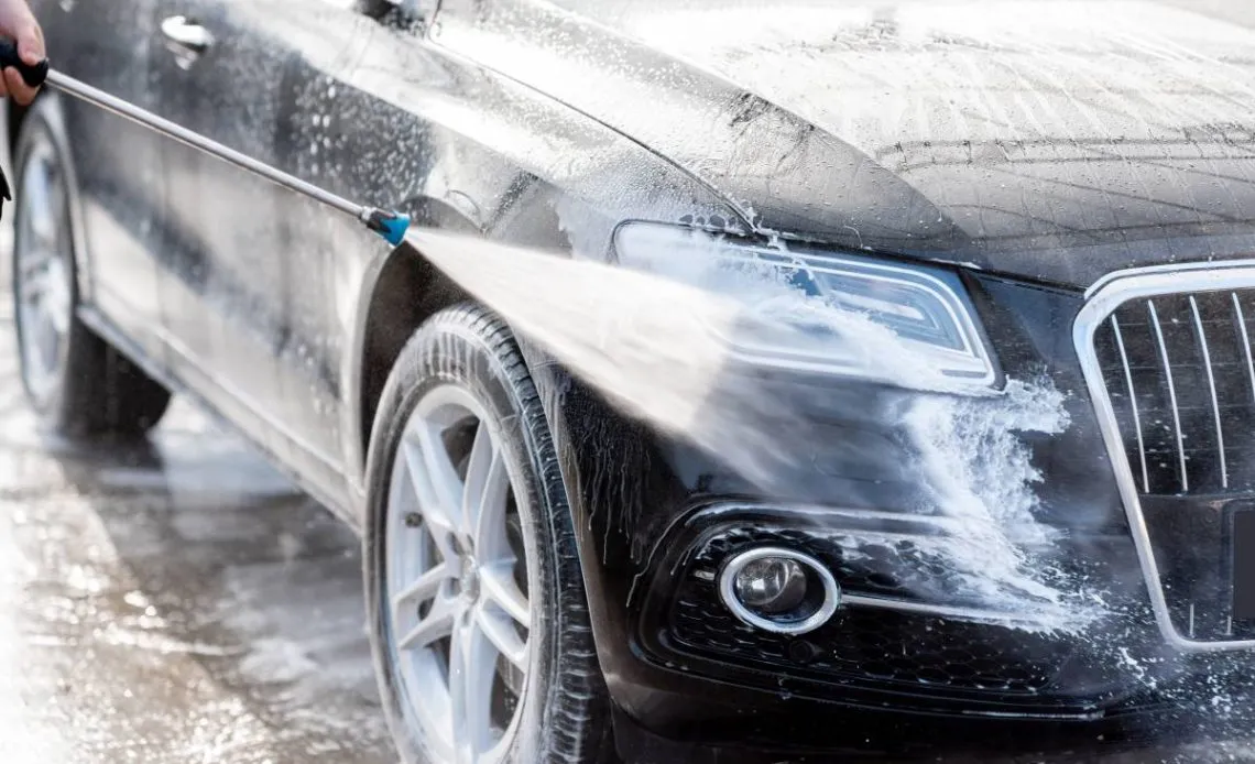 czarny samochód mycie w cieniu