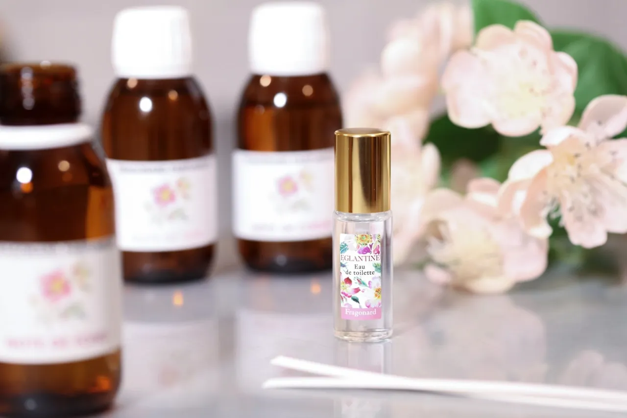 W buteleczkach z muzeum perfum w Paryżu, wśród kwiatów, stoi mała perfumetka Eglantine.