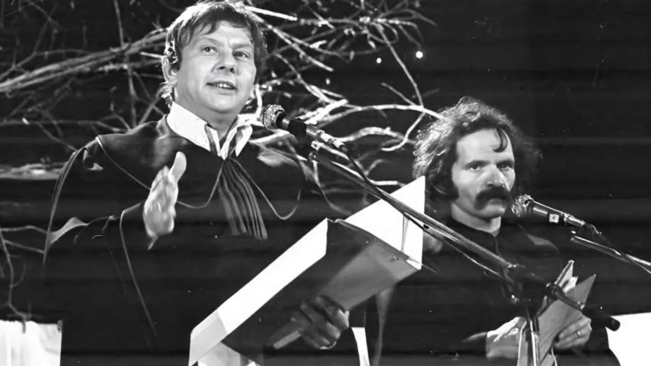 Mężczyźni przy mikrofonach. Jeden śpiewa