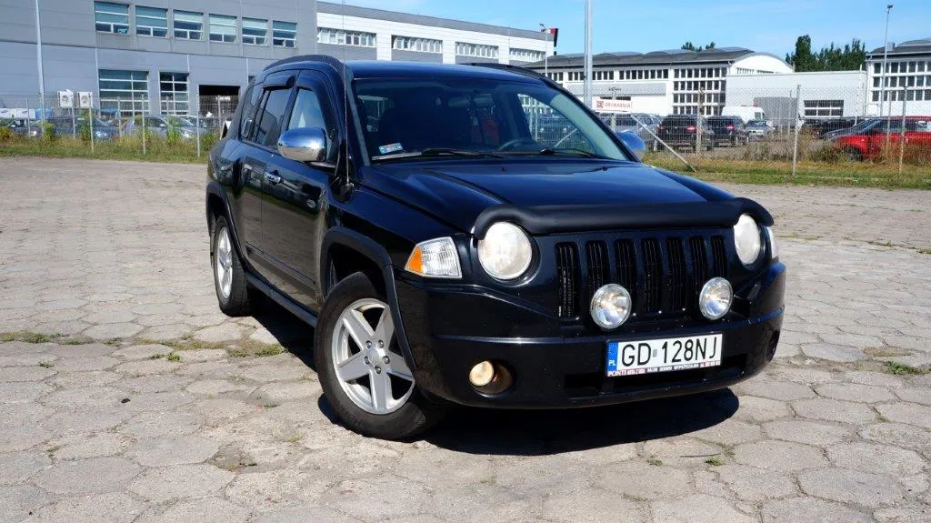 Jeep Compass 2.4 benzyna widok z przodu