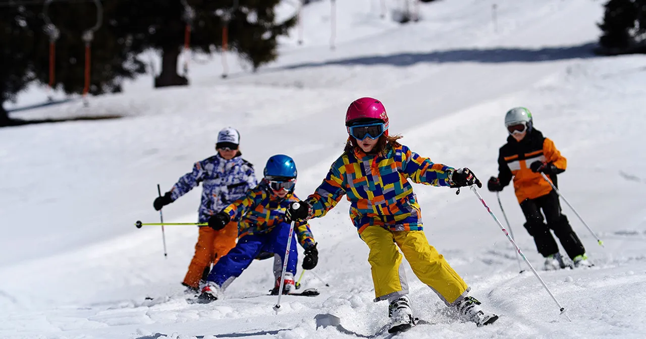 Rodzina na stoku narciarskim z dziećmi
