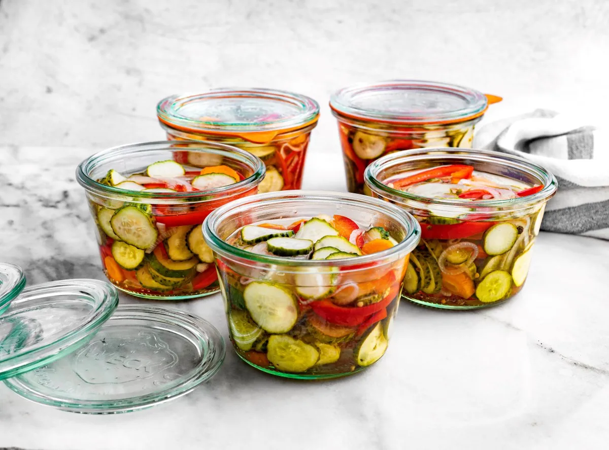 Sałatka z og&oacute;rk&oacute;w w słoikach