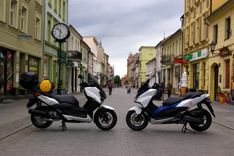 Honda Forza 125 i Yamaha X-MAX 125 porównanie