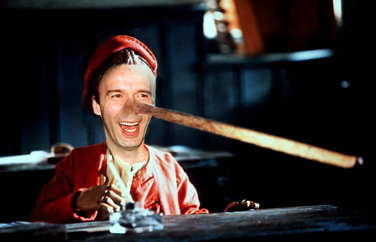 maska opadająca z twarzy, dwie twarze, fałszywy uśmiech