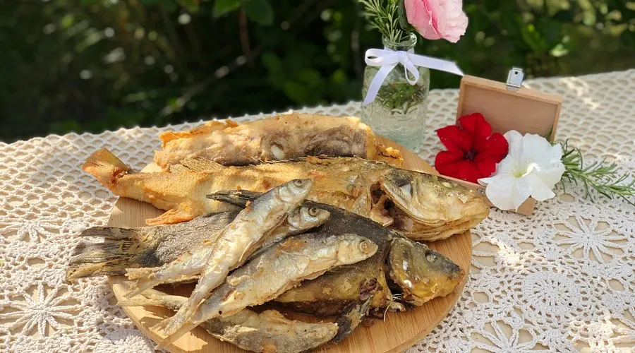 Mazurska ryba na talerzu, wnętrze restauracji Węgorzewo